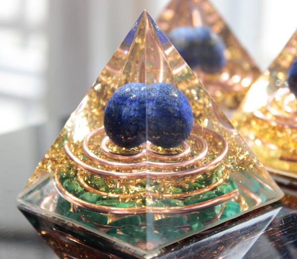Lapislazuli Kugel, Malachit und Kupferspirale Orgon Pyramide