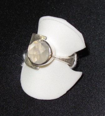 Regenbogen Mondstein mit Fazzettenschliff 54