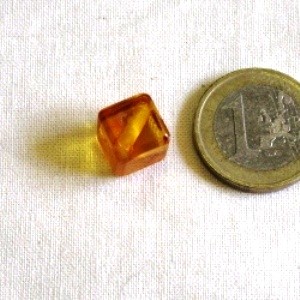 Bernstein Anhänger Würfel Loch 33