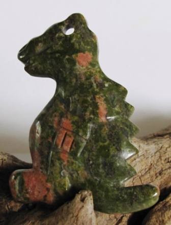 Epidot Dino Anhänger hoch