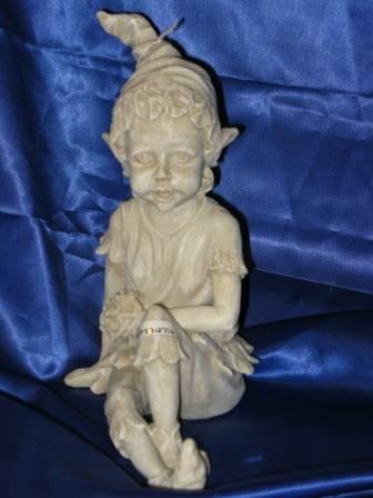 Elf mit Blumenstrauss mit gestrecktem Bein