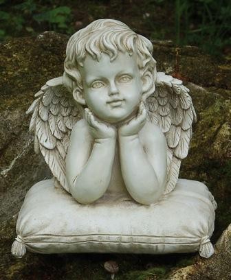 Süsse Engelsbüste auf Kissen