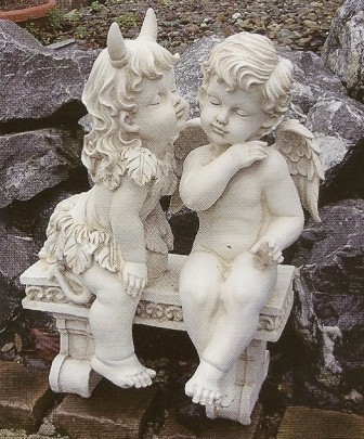 Engelchen und Teufelchen auf Bank klein