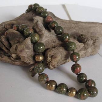 Epidot 12x42cm mit Goldkugel