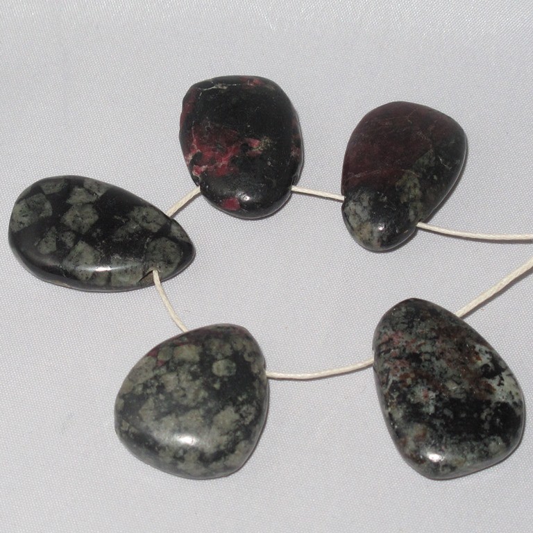 Eudialyth Tropfen Anhänger quergebohrt