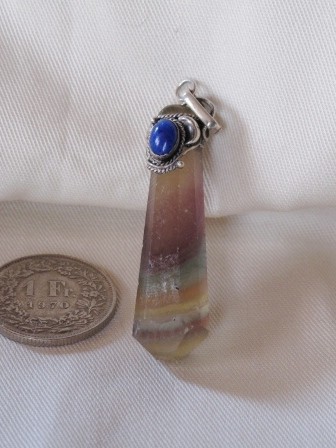 Fluorit Spitze mit Lapislazuli Anhänger