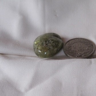 Granat grün Tropfen gebohrt