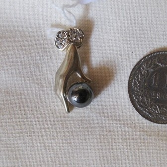 Goldfarbene Hand mit Hämatitkugel Anhänger