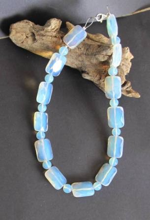 Opalglas Kette aus 10mm Kugeln und fazzettierten Quarées 1,8cm x 2,5cm