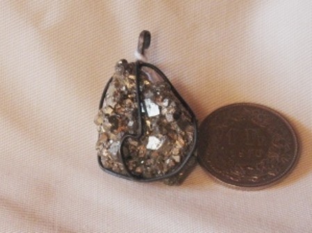 Pyrit roh im Chörbli  Anhänger 