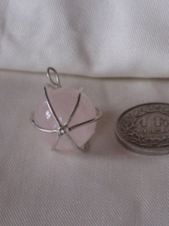 Rosenquarz Kugel im Chörbli