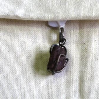 Rubin Anhänger im Körbchen