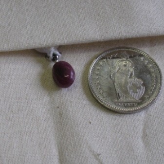 Rubin Anhänger Oliven roh Mini