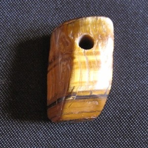 Tigerauge Trommelstein "B" gebohrt Anhänger