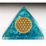 Orgon Flow Pyramide Quarz blau mit goldenen Splittern und Blume des Lebens gold voll gefüllt