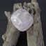 Rosenquarz Quarée ca. 4cmx4cm und 2,5cm dick und sieht wie ein Kissen aus Stein aus.